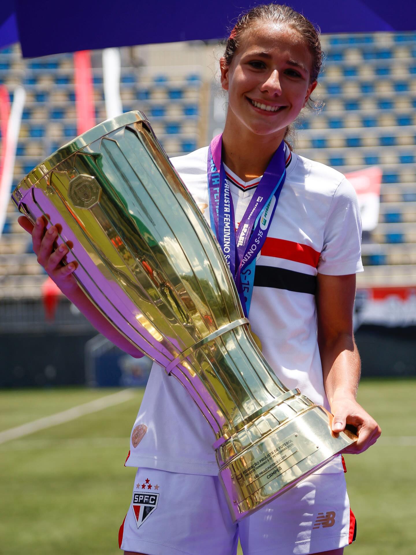Sofia Gamonal com o uniforme do São Paulo e um troféu